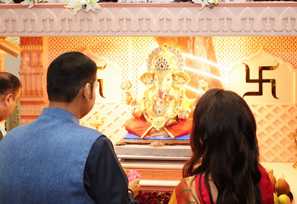 Amruta Fadnavis yellow saree look on Ganesh Chaturthi