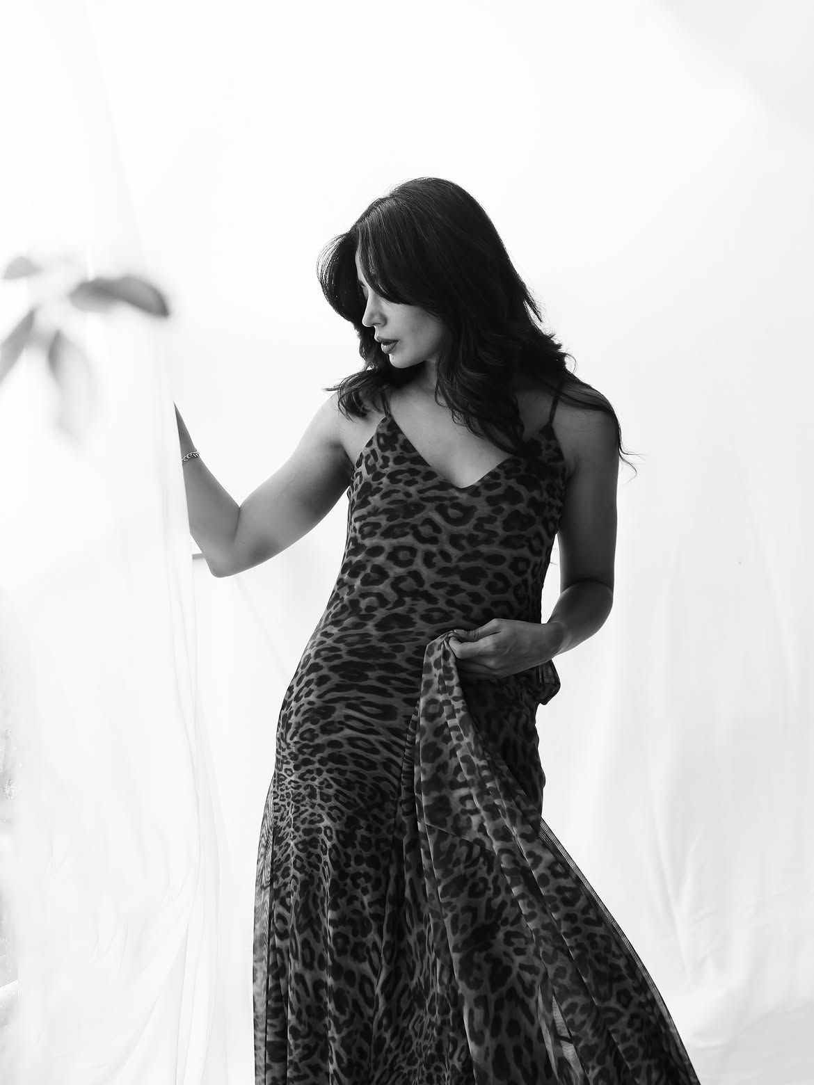 Neha Pendse viral black and white photo