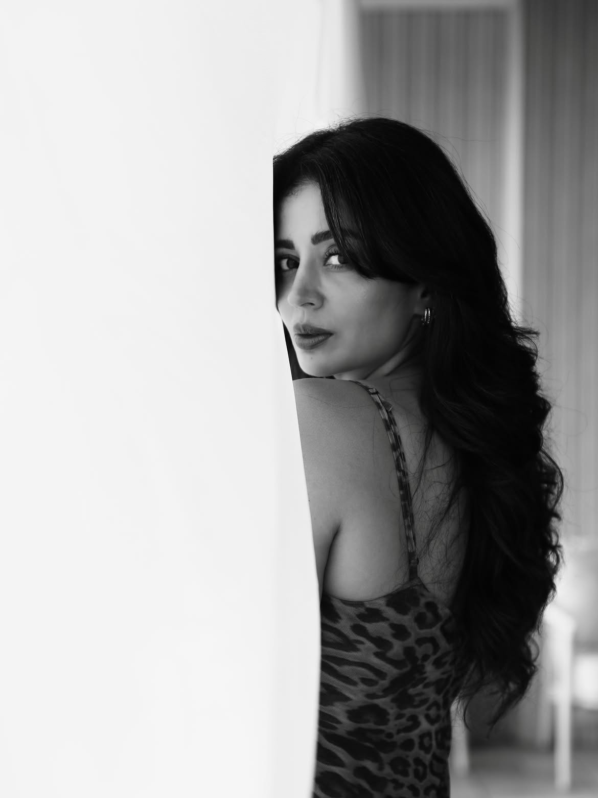 Neha Pendse viral black and white photo