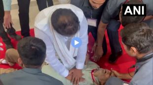 Telangana Minister Wakiti Srihari Performs CPR | IAS Naveen Mittal Secretary Raju Collapse Telangana Assembly Viral Video | तेलंगणा मंत्री वाकिटी श्रीहरी सीपीआर व्हिडिओ | विधानसभेत अधिकाऱ्याला सीपीआर वाकिटी श्रीहरी