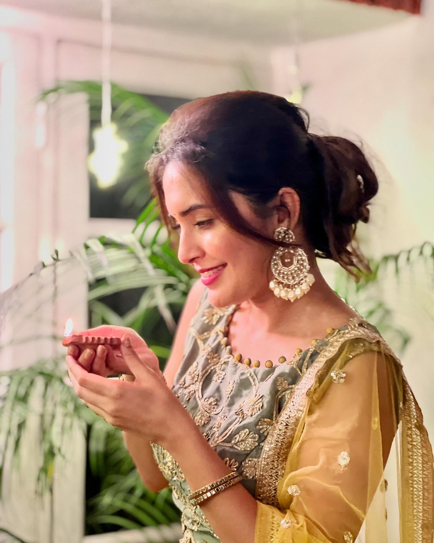 Anushka Sarkate Green Nauvari Saree Look