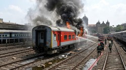 सीएसएमटी यार्डमध्ये रेल्वेच्या रिकाम्या पॅन्ट्री कारला आग; आगीवर नियंत्रण; प्रवासी नसल्याने जीवितहानी टळली