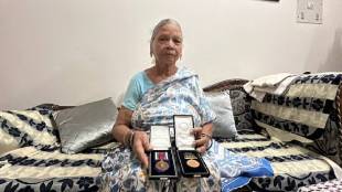 Braveheart Vivek Saxena's mother with the Shaurya Chakra.