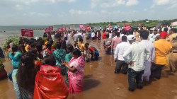 उजनीच्या पाण्यात मच्छीमारांचा एल्गार; जलसमाधीचा प्रयत्न