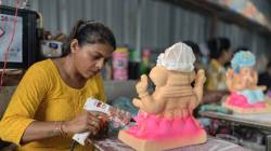 पेणच्या गणेशमूर्ती व्यवसायात महिलांचा वाढता सहभाग; रंगकाम, कलाकुसर अन् वस्त्रालंकारापर्यंत महिलांची धावपळ