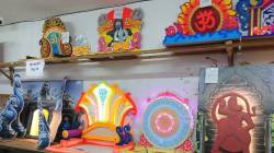 Ganesh Festival Decoration: मखर, प्लास्टिकचे हार, दिव्यांच्या माळांनी बाजार फुलला ; गणेशोत्सवाच्या पार्श्वभूमीवर ग्राहकांसमोर खरेदीसाठी अनेक पर्याय