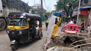 Dombivli West Mahatma Phule Road Pit KDMC Traffic | Dombivli Pit Digging Before Ganeshotsav Traffic Congestion | KDMC Abhinav Goyal Road Repair Dombivli West | Dombivli Rickshaw Union Protest KDMC Pit Issue