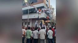 ‘अवैध धंद्यांची दहीहंडी’ फोडत प्रशासनाला घरचा आहेर; धुळ्यात अनोख्या उपक्रमाची जोरदार चर्चा