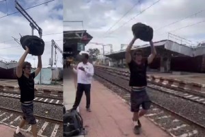 American tourist protest Satara railway station | Satara railway station luggage cloak room issue | Tony Babawala Satara viral news | Satara tourist facilities development Maharashtra news