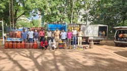 अहिल्यानगर शहरातील अवैध गॅस रिफिलिंग सेंटरवर पोलिसांचा छापा; १३३ गॅस टाक्यांसह २२ लाखांचे साहित्य जप्त