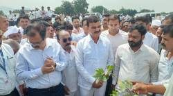शेतकऱ्यांना मदत करण्यात सरकार कमी पडणार नाही- कृषिमंत्री, संगमनेरमधील दुष्काळी परिस्थितीची पाहणी