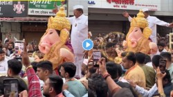 गर्दीतून भिरकावलेलं कमळ थेट बाप्पाच्या हातात! दगडूशेठच्या विसर्जन मिरवणुकीतील VIDEO पाहून भाविक भारावले