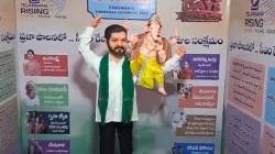 रेवंथ रेड्डींच्या पुतळ्याच्या खांद्यावर गणपतीची मूर्ती, हैदराबादच्या सार्वजनिक मंडळातील गणेशाने लक्ष वेधलं