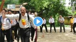 Video : ५० वर्षांनंतर पुन्हा शाळेत पोहोचले बालपणीचे मित्र; विद्यार्थी बनून जुन्या आठवणींना दिला उजाळा