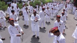 पारंपरिक वाद्यांचा गजर, लेझीम अन् कर्नाटकी बाहुल्या,सोलापुरात विघ्नहर्त्याचे जल्लोषात स्वागत