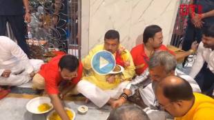 Suvendu Adhikari eating Kalighat Fish Bhog in Kolkata | Bageshwar Baba Bengali Non Veg controversy updates | सुबेंदू अधिकारी कालीघाट मंदिर महाभोग | बागेश्वर बाबा बंगाली मांसाहार वाद