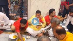 Video : पश्चिम बंगालच्या मुख्यमंत्र्यांचा मंदिरात मांसाहार; बागेश्वर बाबांच्या शाकाहाराच्या आवाहनानंतर पेटलेला वाद शमणार?