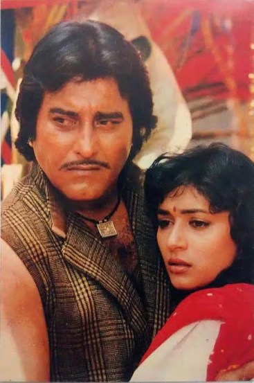 Vinod Khanna Madhuri Dixit Dayavan Bold Scene Controversy