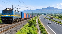 समृद्धी महामार्गाला समांतर धावणार रेल्वे मालवाहतूक कॉरिडॉर? रेल्वेकडून व्यवहार्यता तपासणी
