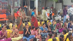 नंदुरबारमध्ये जिल्हाधिकाऱ्यांचा अनोखा उपक्रम; विद्यार्थ्यांसोबत बसून घेतला पोषण आहार