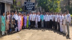 ‘समान काम, समान वेतन’च्या मागणीसाठी सिंधुदुर्ग न्यायालयीन कर्मचाऱ्यांचे काळ्या फिती लावून कामकाज
