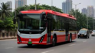BEST Electric Bus Fire Chembur incident scene near Monorail station | Mumbai BEST bus battery box fire extinguish process | चेंबूरमध्ये बेस्ट इलेक्ट्रिक बसच्या बॅटरीला लागलेली आग | मुंबई बेस्ट बस अपघात आणि सुरक्षा तपासणी