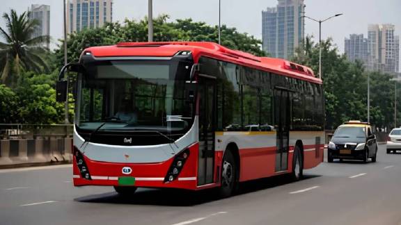 BEST Electric Bus Fire Chembur incident scene near Monorail station | Mumbai BEST bus battery box fire extinguish process | चेंबूरमध्ये बेस्ट इलेक्ट्रिक बसच्या बॅटरीला लागलेली आग | मुंबई बेस्ट बस अपघात आणि सुरक्षा तपासणी