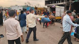 Dombivli West illegal hawkers action | KDMC drive against illegal market Anmol Nagari | Abhiman Pawar KDMC assistant commissioner | Garibacha Pada Ring Road hawker eviction