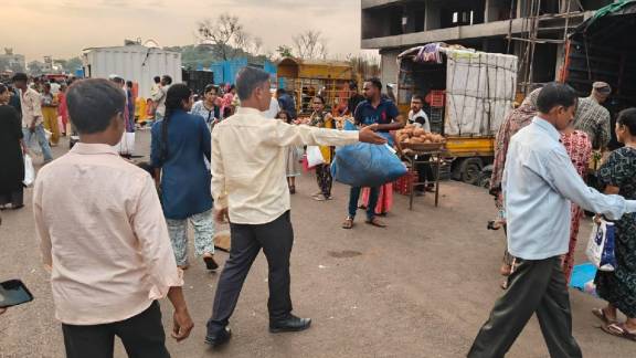 Dombivli West illegal hawkers action | KDMC drive against illegal market Anmol Nagari | Abhiman Pawar KDMC assistant commissioner | Garibacha Pada Ring Road hawker eviction