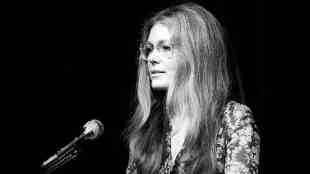 Gloria Steinem Passed Away News Marathi | Gloria Steinem Feminist Icon Tribute