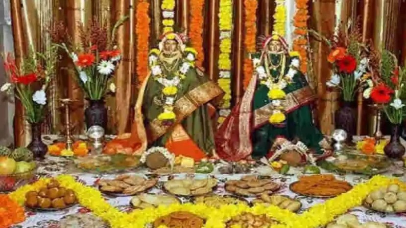 Gauri Avahan tradition in Maharashtra | Jyeshtha Kanishtha Gauri pujan vidhi | कोकणातील एक गौरी आणि देशावरील ज्येष्ठा कनिष्ठा गौरी | महाराष्ट्रातील गौरी आवाहनाची पारंपरिक रूपे
