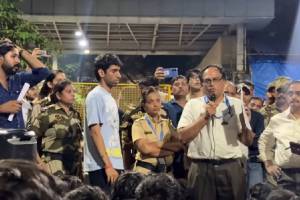 IIT Bombay student suicide protest campus | IIT Bombay director resignation demands student agitation | IIT मुंबई विद्यार्थी आत्महत्या आंदोलन परिसर | IIT मुंबई संचालक राजीनामा मागणी विद्यार्थी रोष