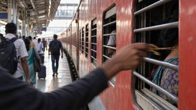 कल्याण रेल्वे स्थानकात एक्सप्रेसच्या खिडकीत हात घालून महिलेच्या गळ्यातील सोनसाखळी लांबवली