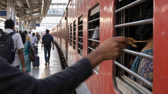 kalyan railway station crime | konark express chain snatching | mumbaikar senior citizen robbed | kalyan railway police thane news