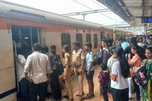 mumbai goa highway traffic jam | konkan railway stations crowded | ganpati visarjan return journey ratnagiri chiplun | maharashtra traffic updates konkan news