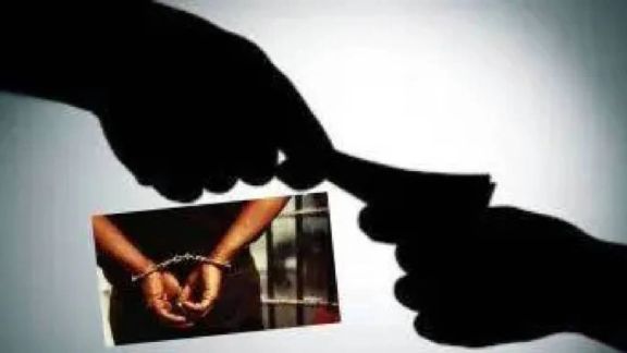 Thane Municipal Corporation peon bribe case | Wagle Estate Ward Committee ACB trap | Thane ACB arrest Devendra Koli | Property tax certificate bribe scandal Thane