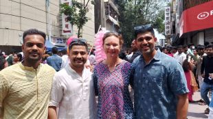 American Tourist Sara Pune Ganesh Visarjan interview | Pune Ganesh Visarjan Cultural Festival Experience foreigner reaction | अमेरिकन पर्यटक सॅरा पुणे गणेश विसर्जन | पुण्याच्या गणेशोत्सवात परदेशी नागरिक सॅरा