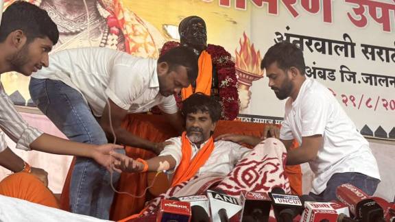 Manoj Jarange Maratha Reservation Hunger Strike | Abhijit Dipke Meets Manoj Jarange for Maratha Reservation | मनोज जरांगे मराठा आरक्षण उपोषण | अभिजीत दिपके मनोज जरांगे भेट मराठा आंदोलन