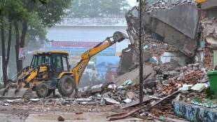 Saharanpur mosque demolition debris well discovered | ASI investigation UP collectorate mosque dispute | सहारणपूर कलेक्टरेट परिसरातील मशीद कारवाईनंतर सापडली विहीर | यूपी बुलडोझर कारवाई आणि एएसआय तपासणी