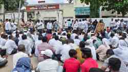 वैद्यकीय अधिकाऱ्याच्या आत्महत्येनंतर नागरिकांचा रुग्णालयासमोर ठिय्या; फलटण उपजिल्हा रुग्णालयातील डॉक्टर आत्महत्या प्रकरण
