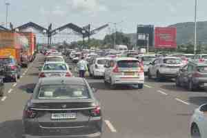 Pune Satara Highway Traffic Jam | Khambatki Ghat Traffic Status | Anewadi Toll Naka Crowd | Ganesh Utsav Travel News Maharashtra