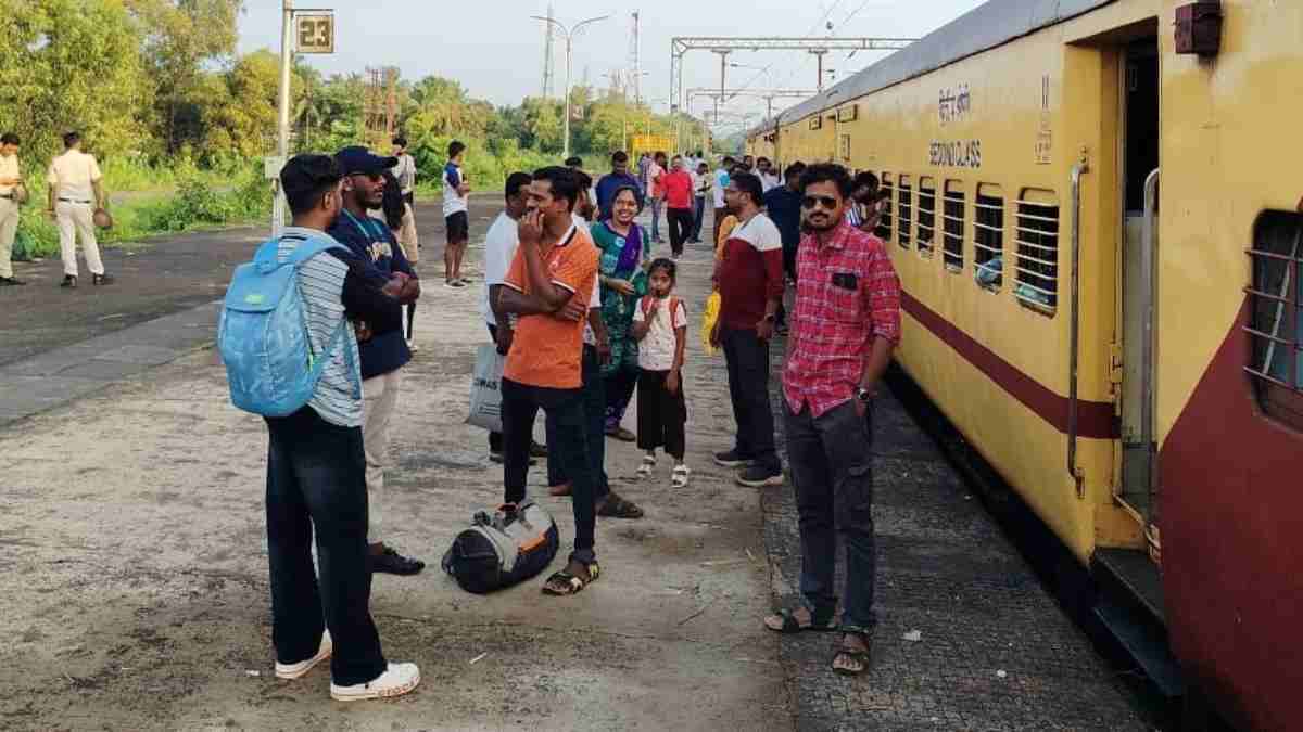 गौरी-गणपती विसर्जनानंतर सिंधुदुर्गातून चाकरमान्यांचा परतीचा प्रवास सुरू; रेल्वे स्थानके आणि महामार्गांवर गर्दीचा महापूर