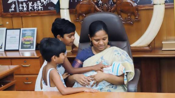 Wayanad Collector Meghashree D R on duty after delivery | Wayanad Collector Meghashree D R maternity leave message | वायनाड जिल्हाधिकारी मेघाश्री डी आर मातृत्व रजा | मेघाश्री डी आर वायनाड भूस्खलन कर्तव्य