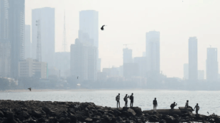 Mumbai Air Pollution AQI high smog risk | IQAir ranking most polluted city Mumbai | मुंबईतील हवेचे प्रदूषण AQI धोकादायक पातळीवर | आयक्यूएयर जागतिक प्रदूषित शहरांची यादी मुंबई