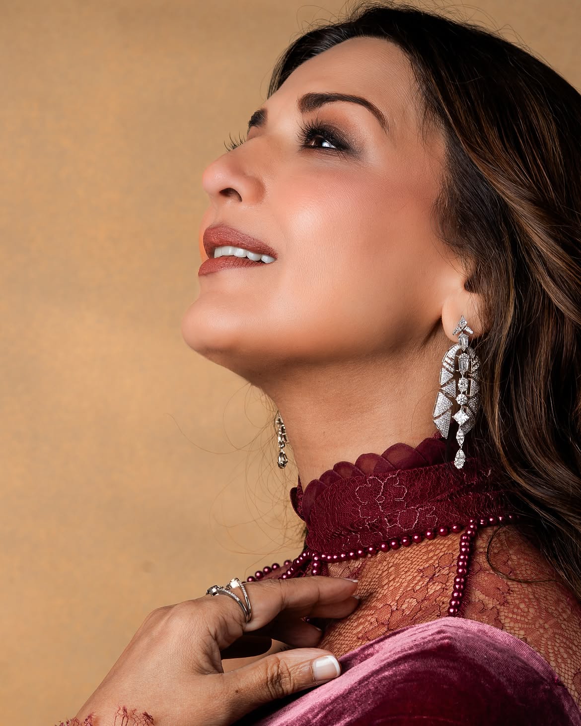 Sonali Bendre maroon velvet saree