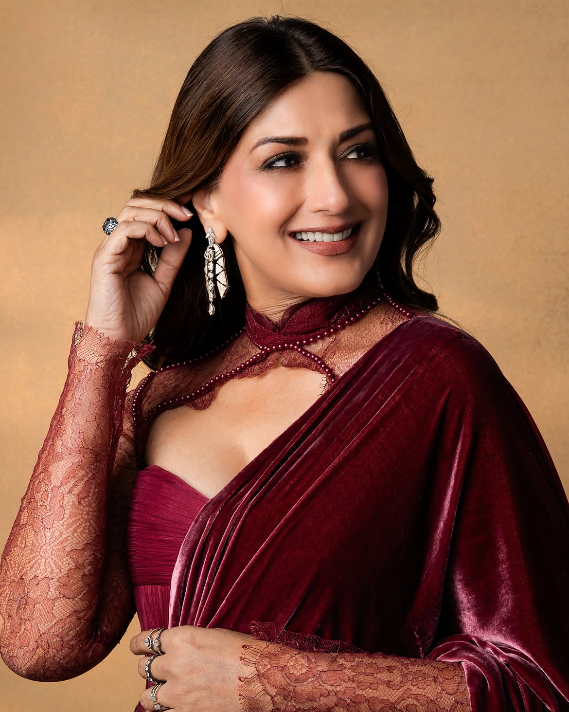 Sonali Bendre maroon velvet saree