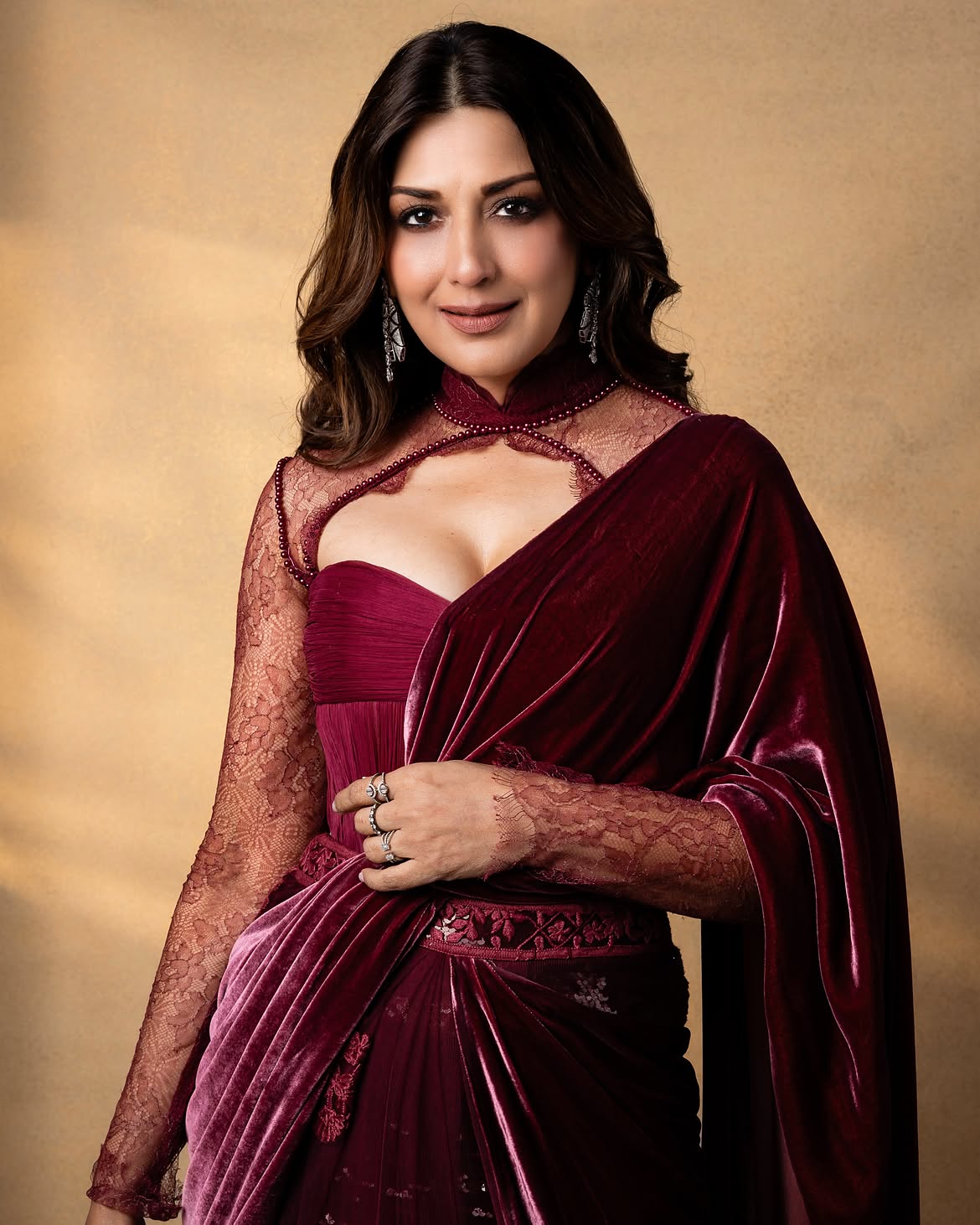 Sonali Bendre maroon velvet saree