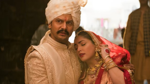 Adinath Kothare and Yami Gautam in Nayyi Navelli Movie