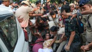 Delhi Police Sexual Harassment Allegation female journalists detained | Delhi Police Crime Branch investigation CEC protest | दिल्ली पोलिसांवर लैंगिक छळाचे आरोप करणारे पत्रकार | दिल्ली संसद मार्ग पोलीस ठाण्याबाहेर महिला पत्रकारांचे आंदोलन