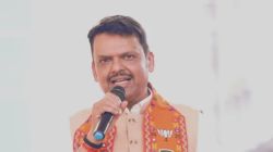 दुष्काळी बैठकीला अधिकाऱ्यांची दांडी!’त्या’ अधिकाऱ्यांना घरीच पाठवतो; मुख्यमंत्र्यांचा संताप
